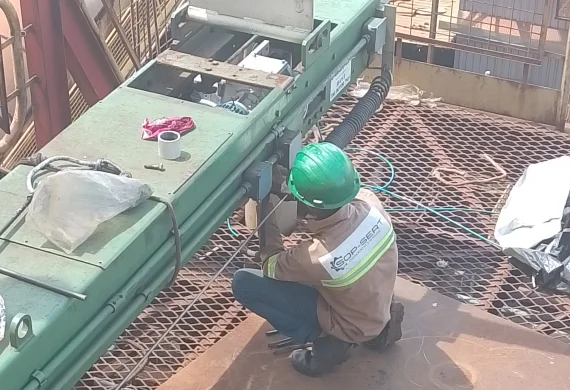 Técnico realizando inspeção de soprador